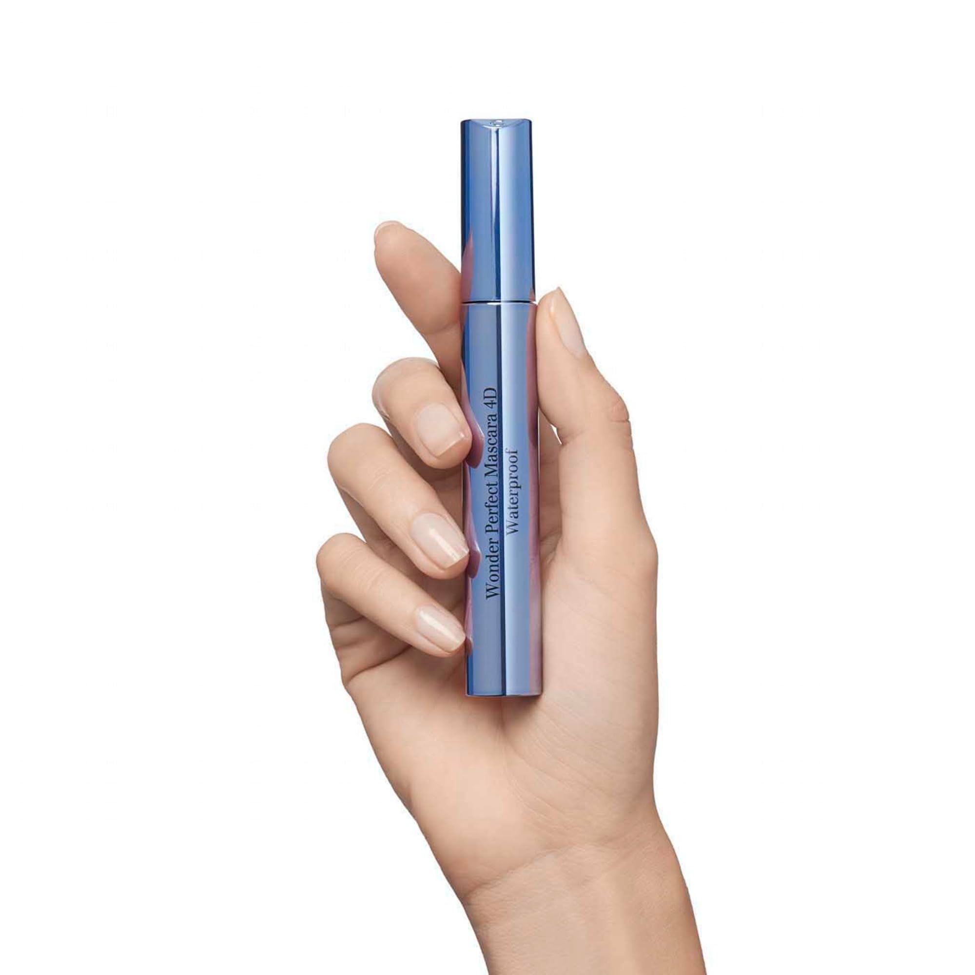 Clarins Wonder Perfect Mascara 4D Waterproof dans une main. Tube de mascara bleu tenu dans une main. Nom du produit visible.