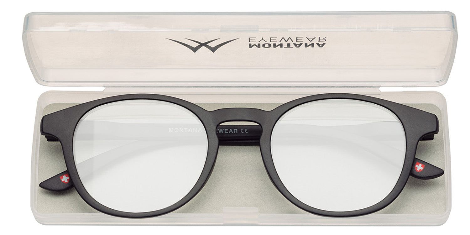 Lunettes noires dans étui ouvert. Verres ronds. Logo Montana Eyewear et croix suisse sur la branche.