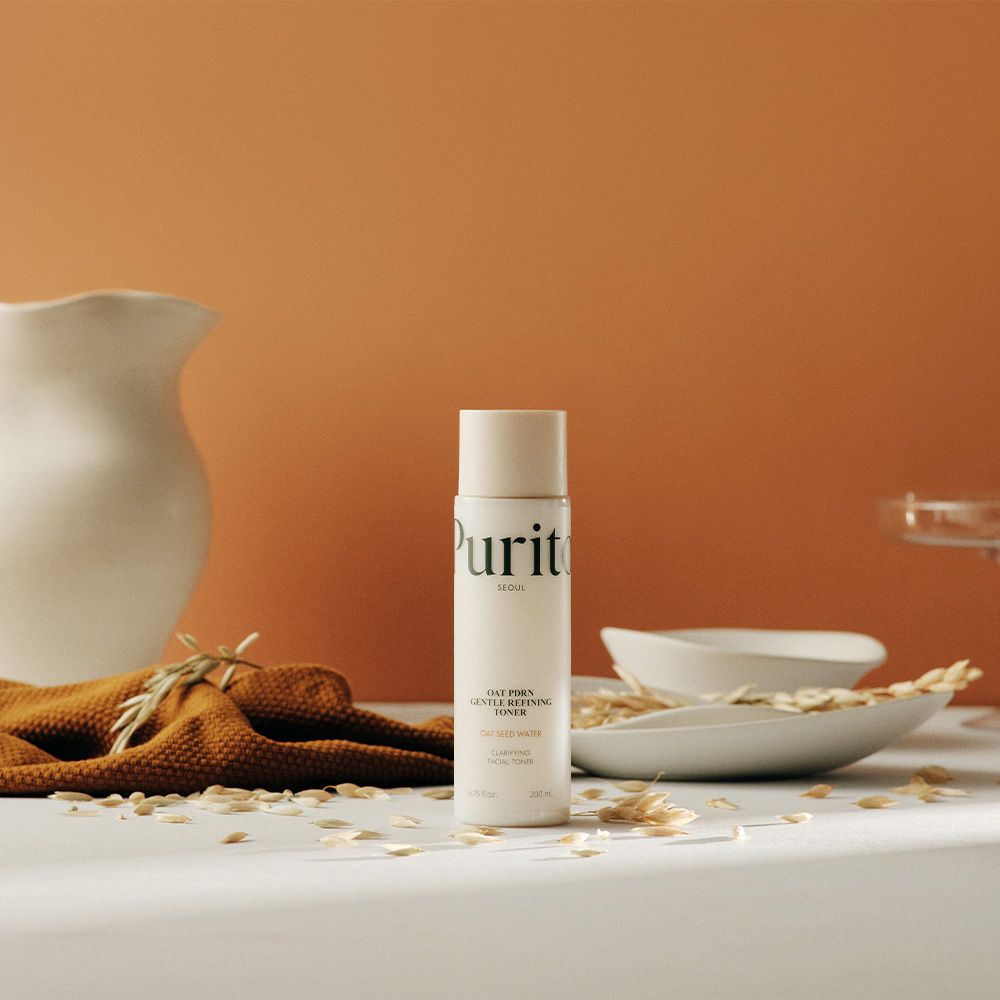Purito-fles op een tafel met decoratieve objecten en havermout.