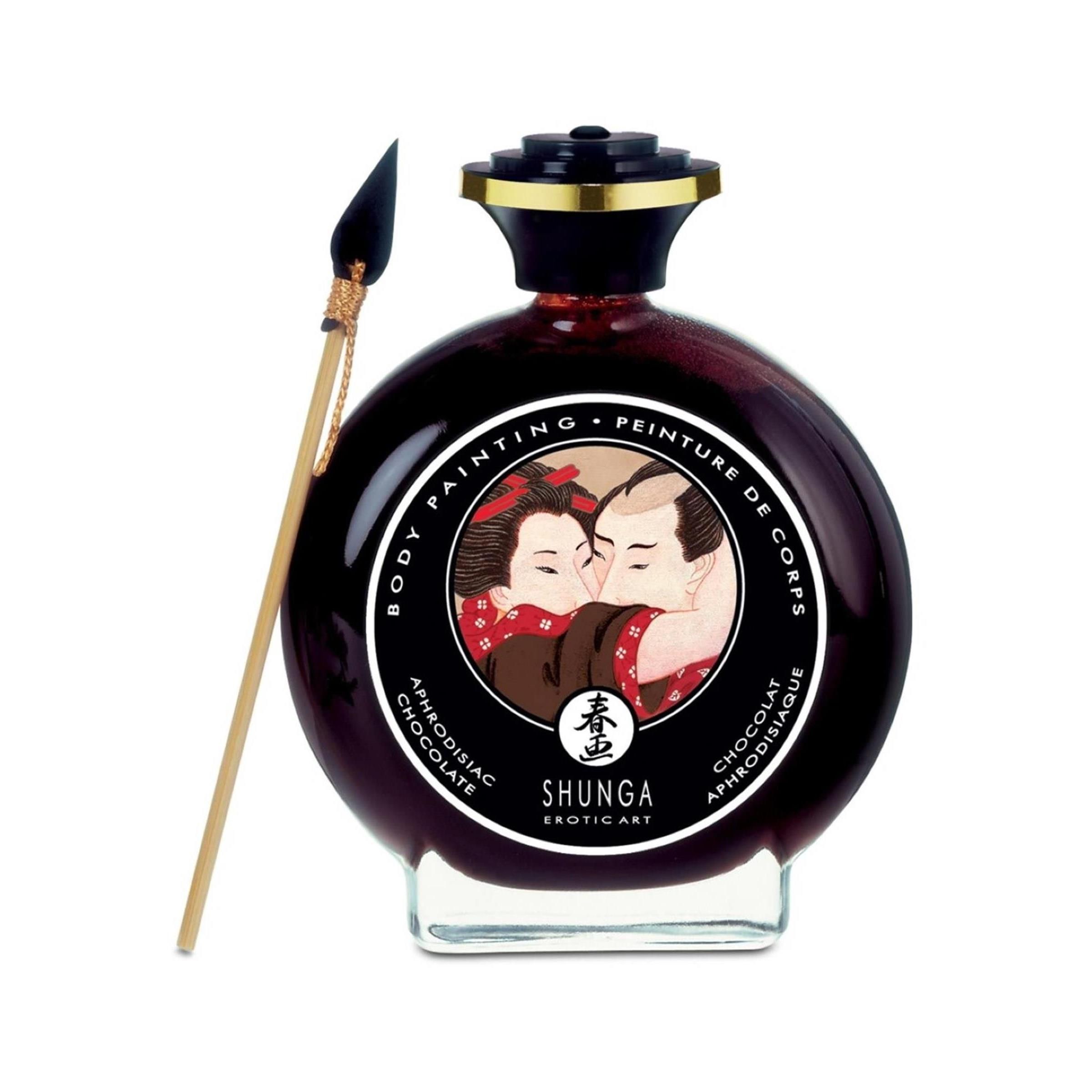 Bouteille noire de peinture corporelle au chocolat avec un pinceau. L'étiquette montre un couple s'embrassant de style japonais.
