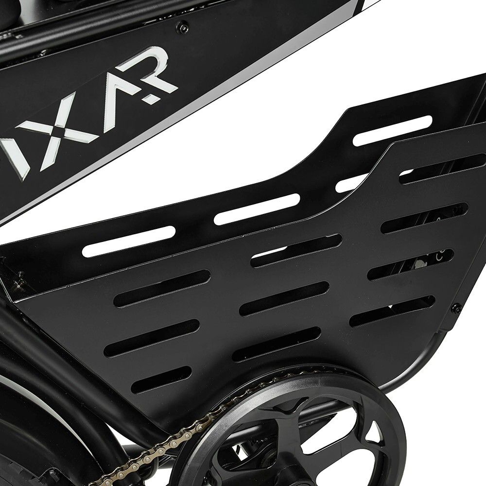 Flanc noir du dirt bike PIXAR SuperV avec trous. La pièce est fixée sur le côté du vélo.
