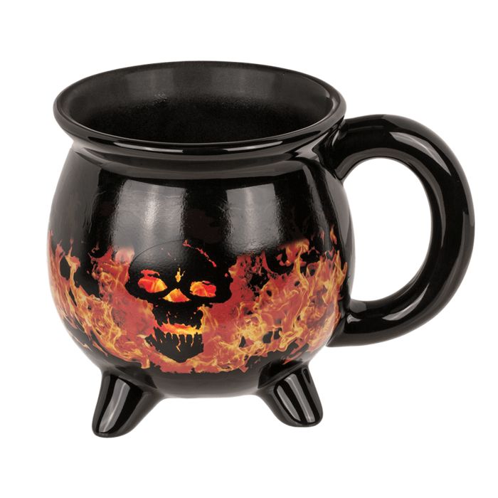 Zwarte keramische beker in ketelvorm met handvat en drie poten. Doodskop-vlammen ontwerp.