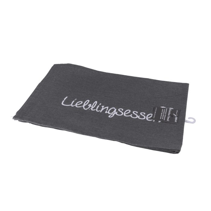 Donkergrijze handdoek met witte tekst "Lieblingsesse!" en klein etiket. Opgehangen aan een witte haak.