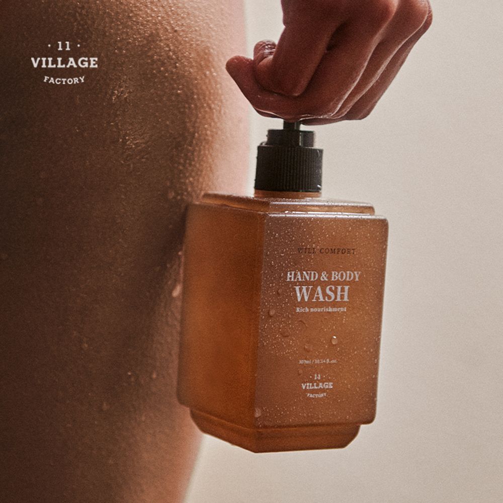 Een persoon houdt een fles vast. Opschrift: WILL COMFORT HAND & BODY WASH. Merk: VILLAGE 11 FACTORY.