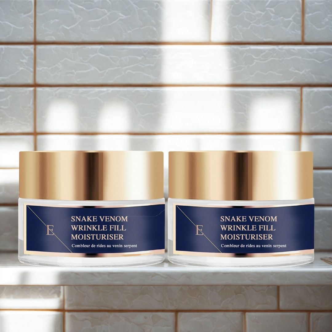Deux pots avec couvercles dorés et étiquettes bleues. Inscription: Snake Venom Wrinkle Fill Moisturiser. Sur une étagère blanche.