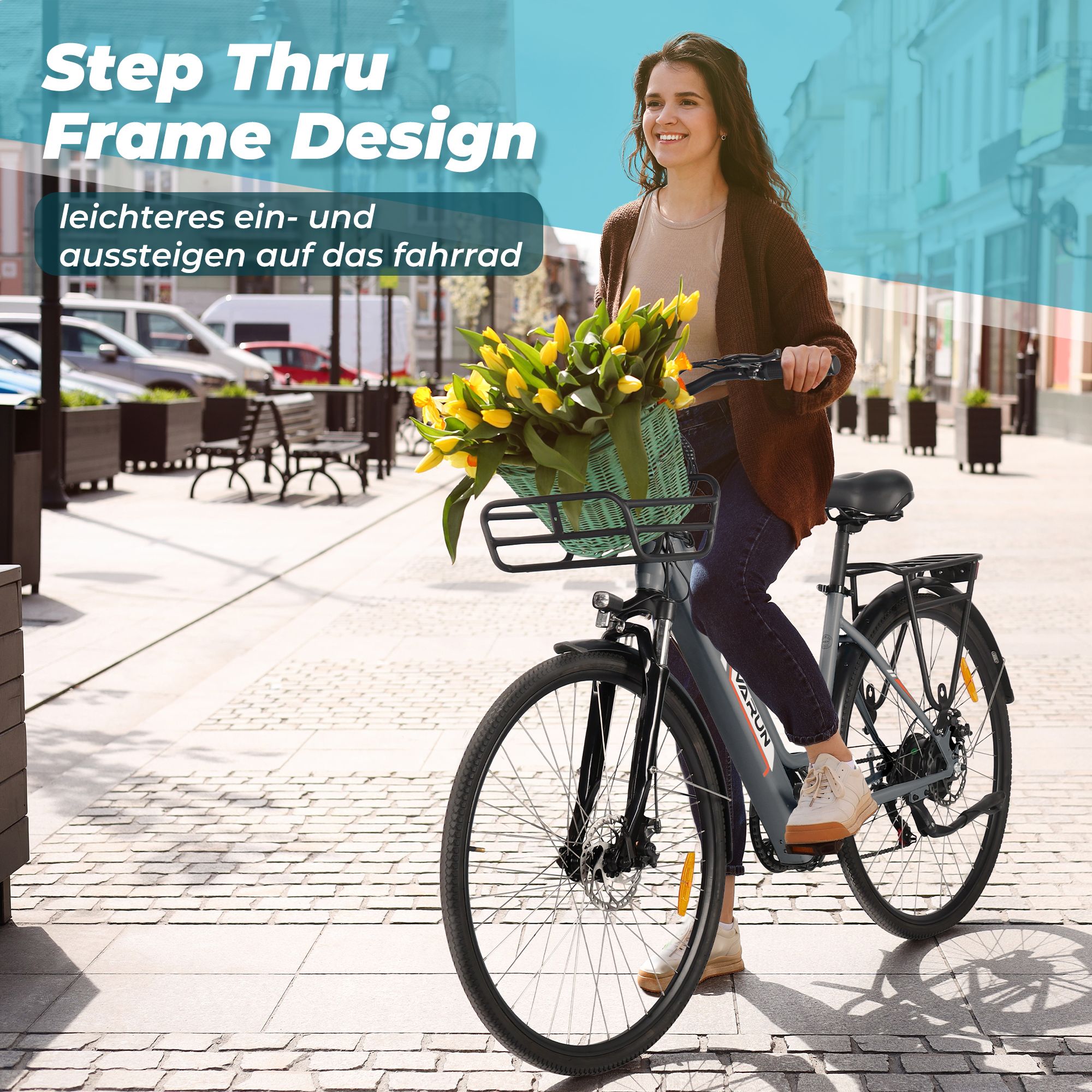Femme faisant du vélo électrique avec un panier de fleurs jaunes. Texte : Step Thru Frame Design, facile à monter et descendre.