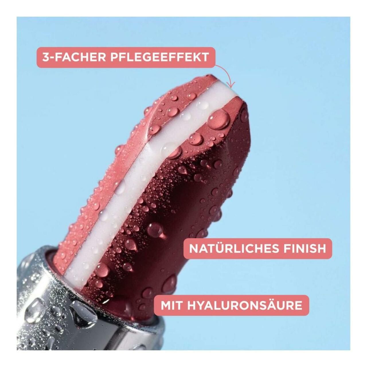 Gros plan sur le rouge à lèvres avec des gouttes d'eau. Texte: 3 effets, finition naturelle, avec acide hyaluronique.