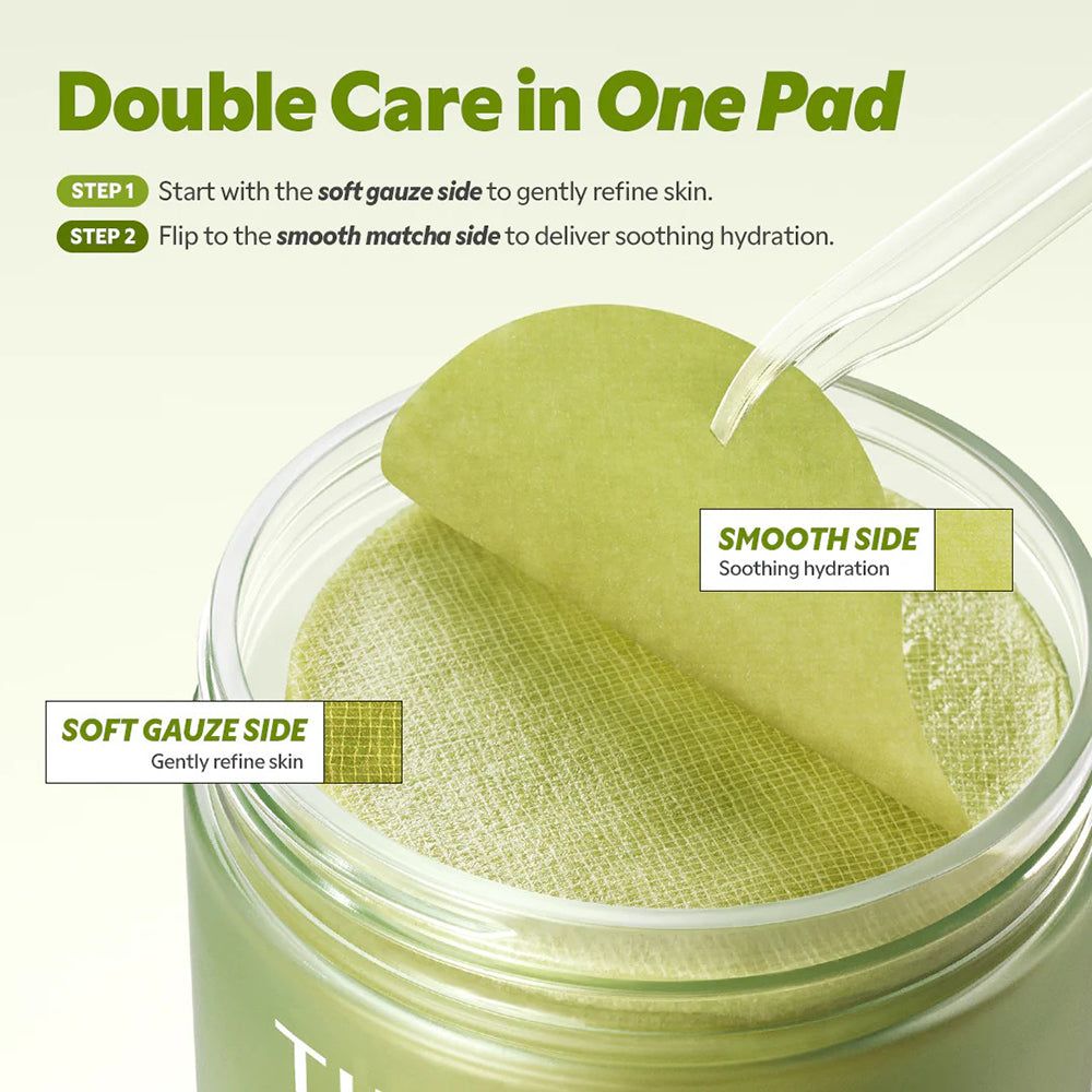Gros plan d'un pad TIRTIR Matcha Tea, retiré d'un pot, avec étiquetage des côtés.