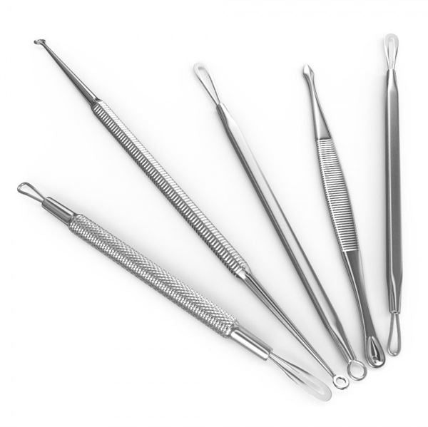 Six outils en acier inoxydable avec différentes pointes. Différentes formes et textures. Sur fond blanc.