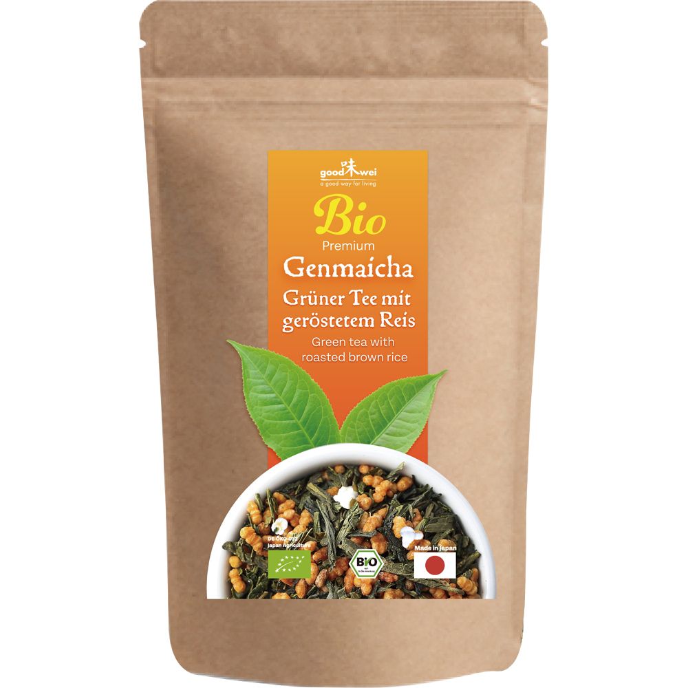 Bruine papieren zak met label "Bio Genmaicha". Groene bladeren en kom met geroosterde rijst. Merk Goodwei.