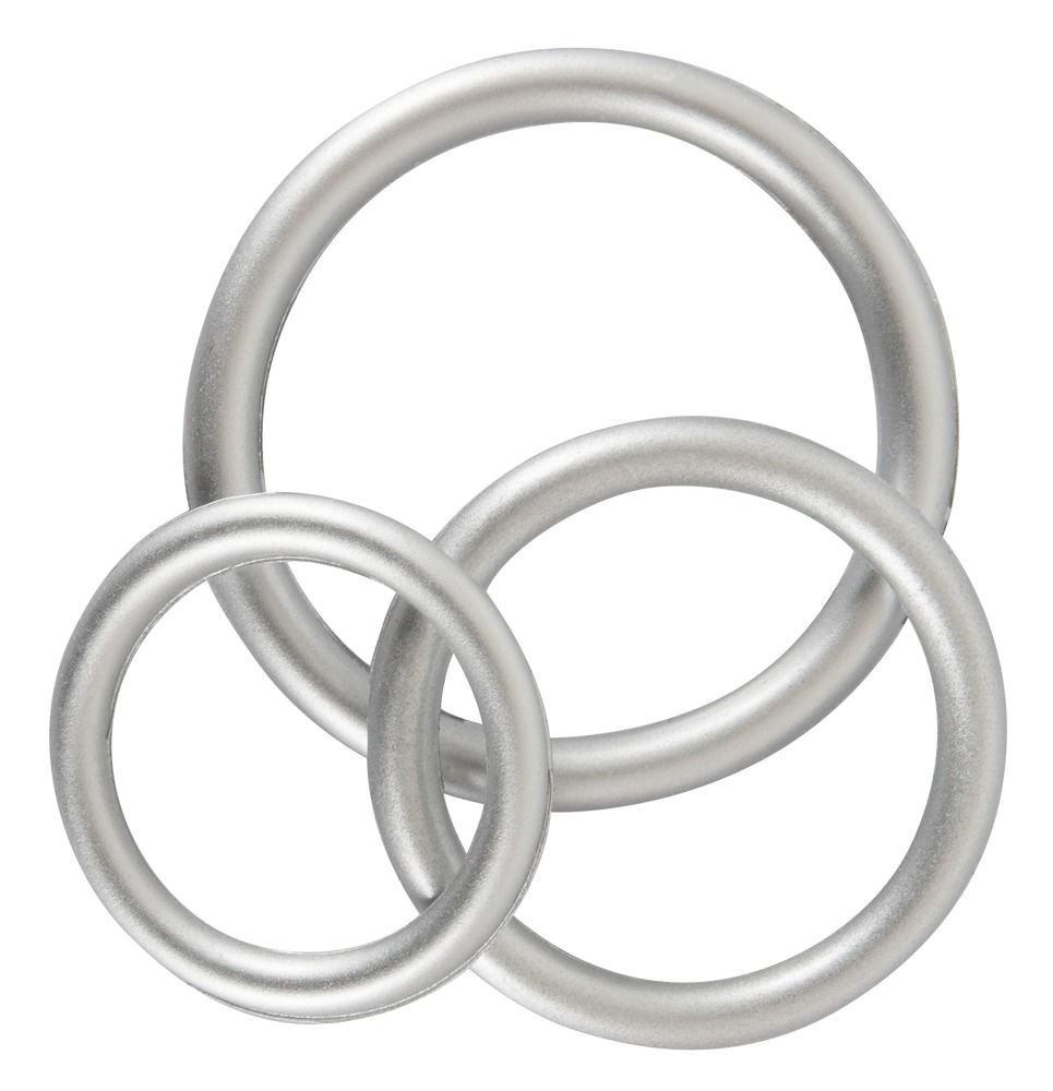 Trois anneaux de pénis argentés métalliques en silicone flexible, entrelacés.