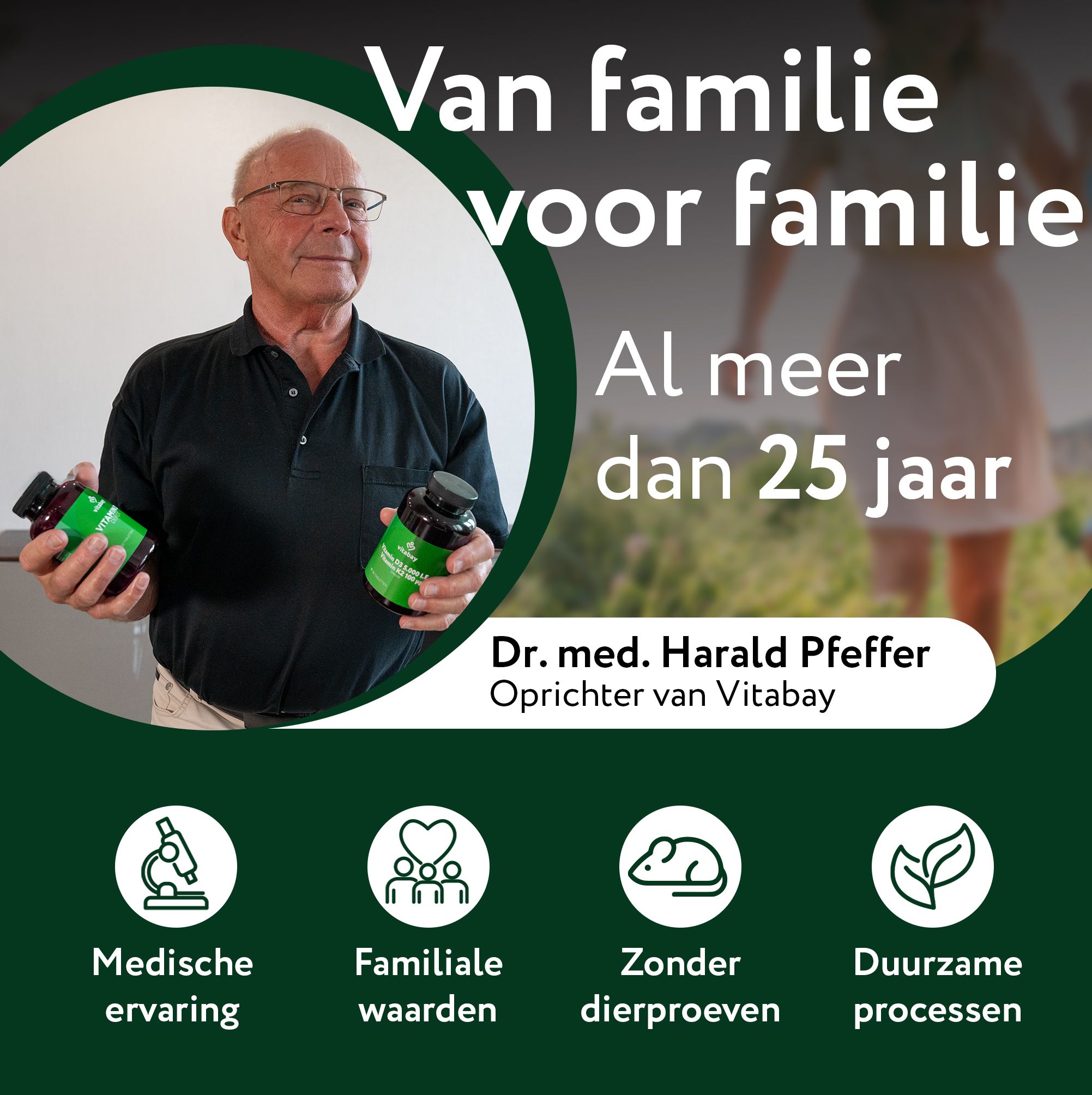 Man houdt twee flessen vast, Dr. med. Harald Pfeiffer, oprichter van Vitabay. Iconen: Medische ervaring, Familiale waarden, Zonder dierproeven, Duurzame processen.