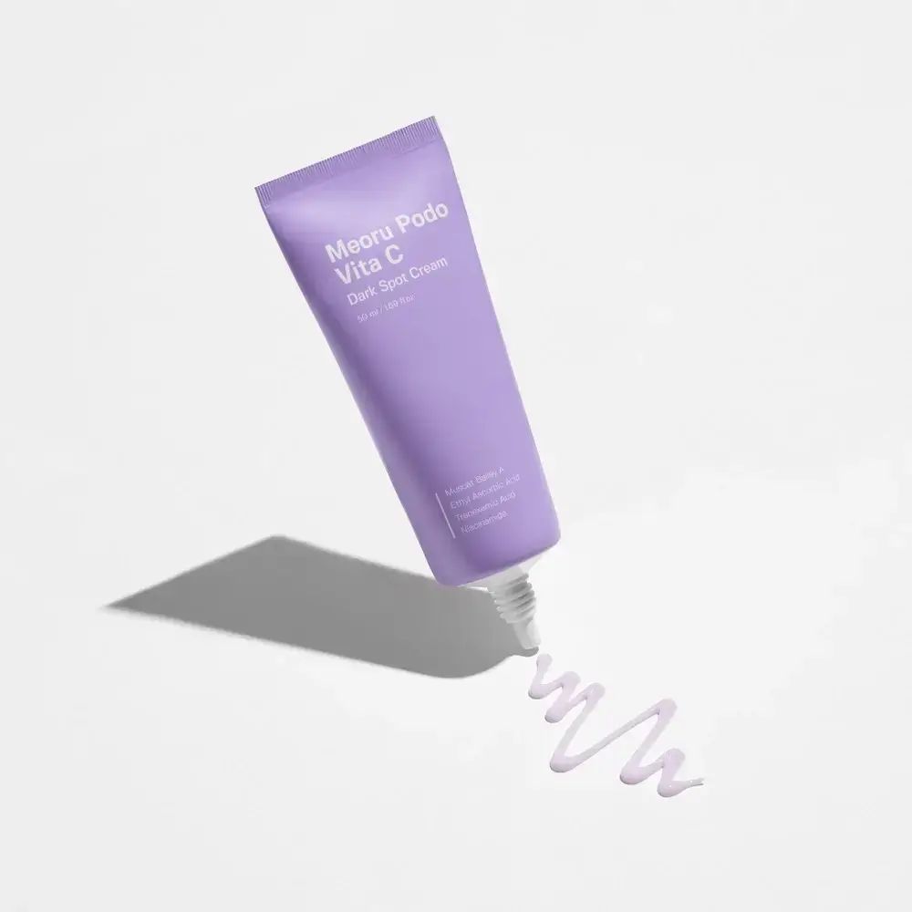 Tube violet, crème sortant. Inscription : Meoru Podo Vita C Dark Spot Cream.