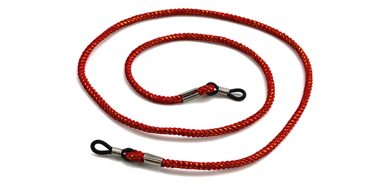 Cordon de lunettes rouge. Corde tressée avec extrémités métalliques et boucles pour branches de lunettes. Fond blanc.