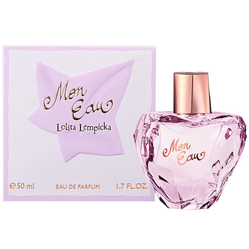 Flacon rose avec bouchon doré et boîte. "Mon Eau" et "Lolita Lempicka" sont inscrits sur la boîte.