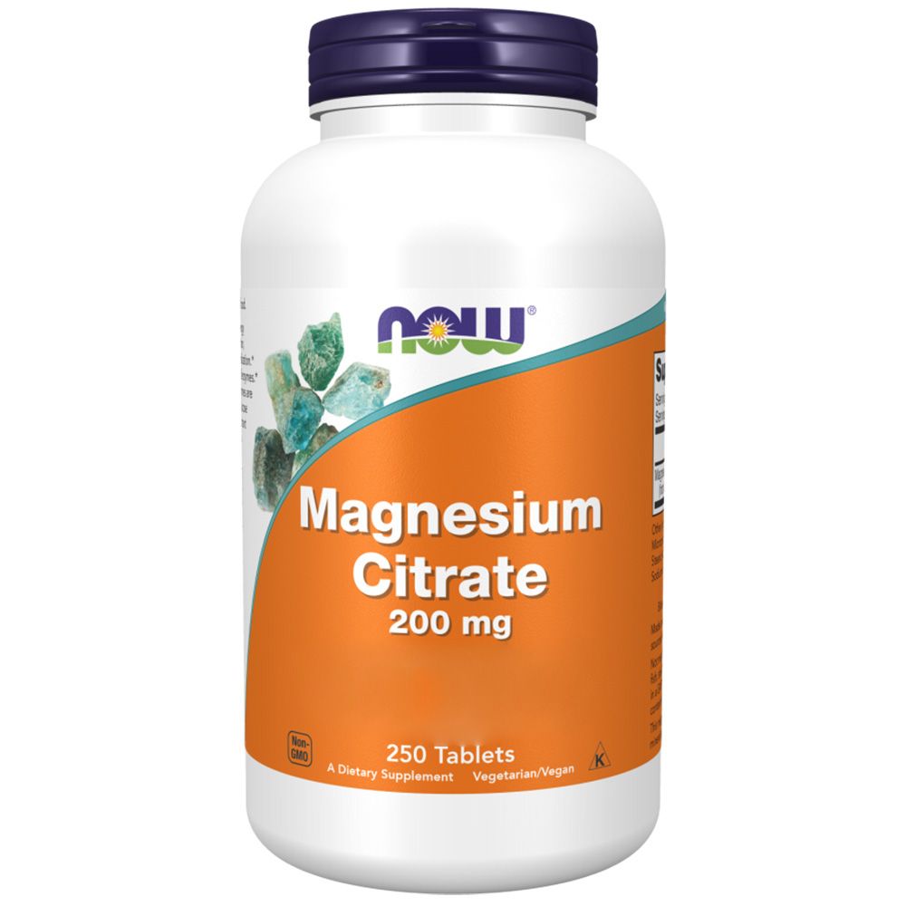Witte fles met blauwe dop. Oranje etiket met "Magnesium Citrate 200 mg". "NOW" logo bovenaan.