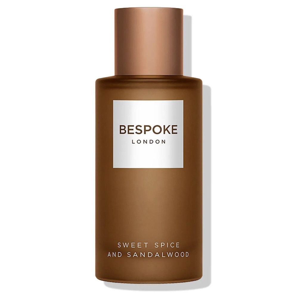 Flacon de parfum marron avec bouchon cuivré. Étiquette blanche "BESPOKE LONDON". Texte : "Sweet Spice and Sandalwood".
