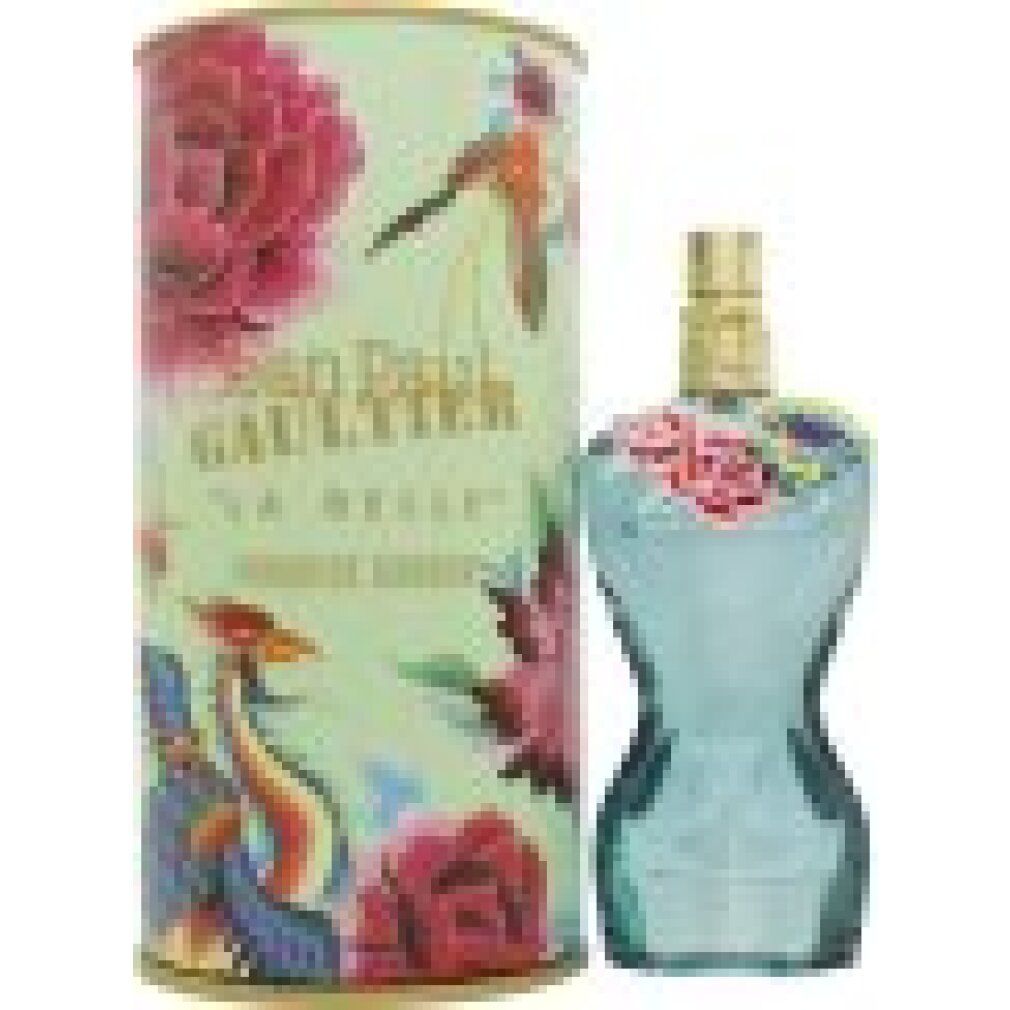 Flacon de parfum bleu en forme de corps féminin, décoré de fleurs. Fermeture dorée. À côté d'une boîte à motifs floraux.