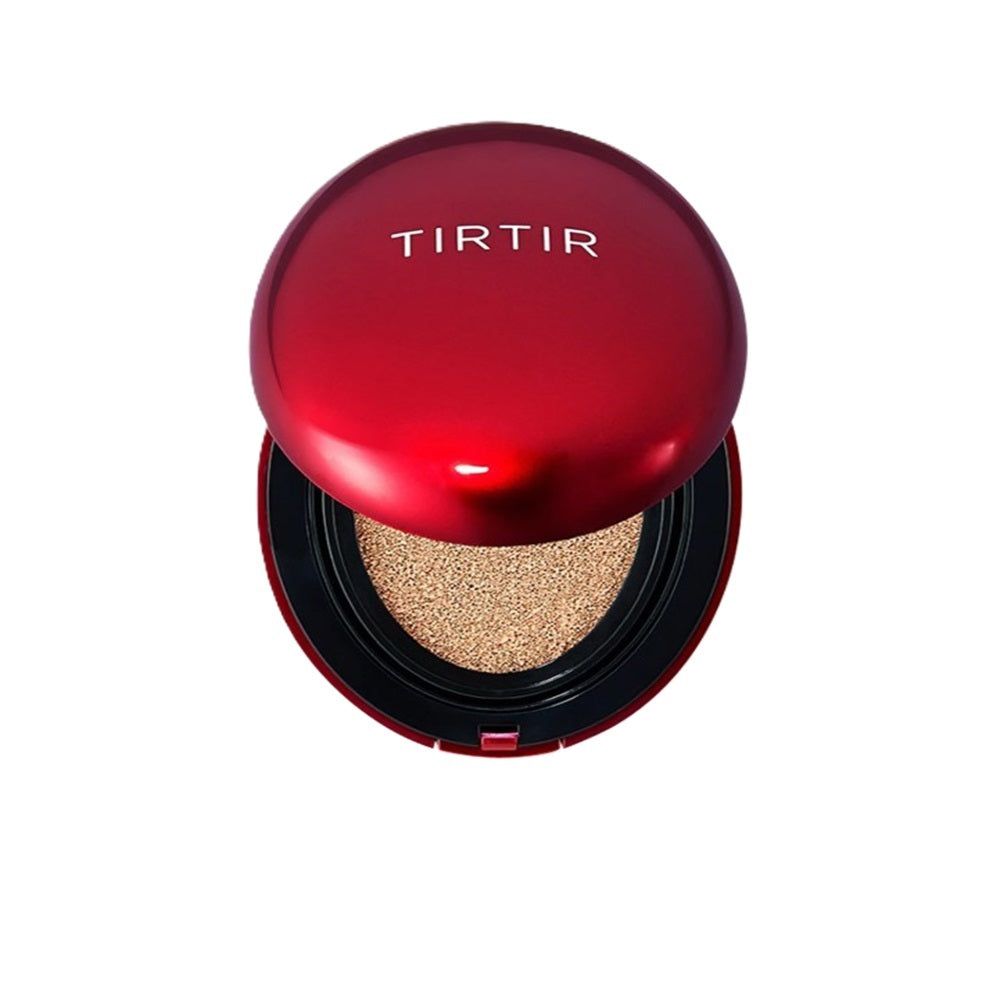 Rode, ronde make-up compactpoeder met open deksel. Binnenin een spons en poeder. Merk: TIRTIR.