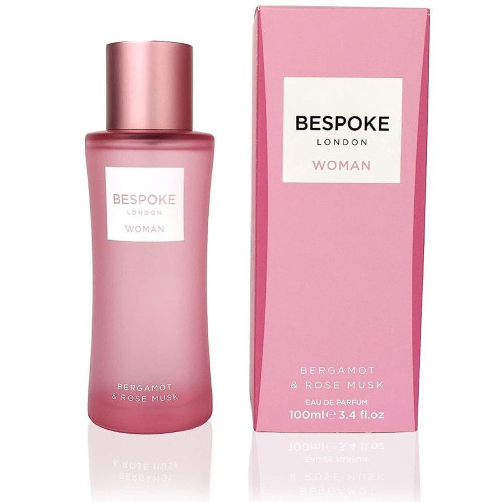 Flacon rose et emballage. Étiquette "BESPOKE LONDON WOMAN". Texte: "BERGAMOT & ROSE MUSK".