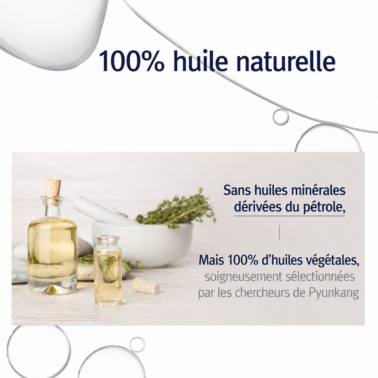 Deux flacons en verre d'huile claire, mortier avec des herbes en arrière-plan.