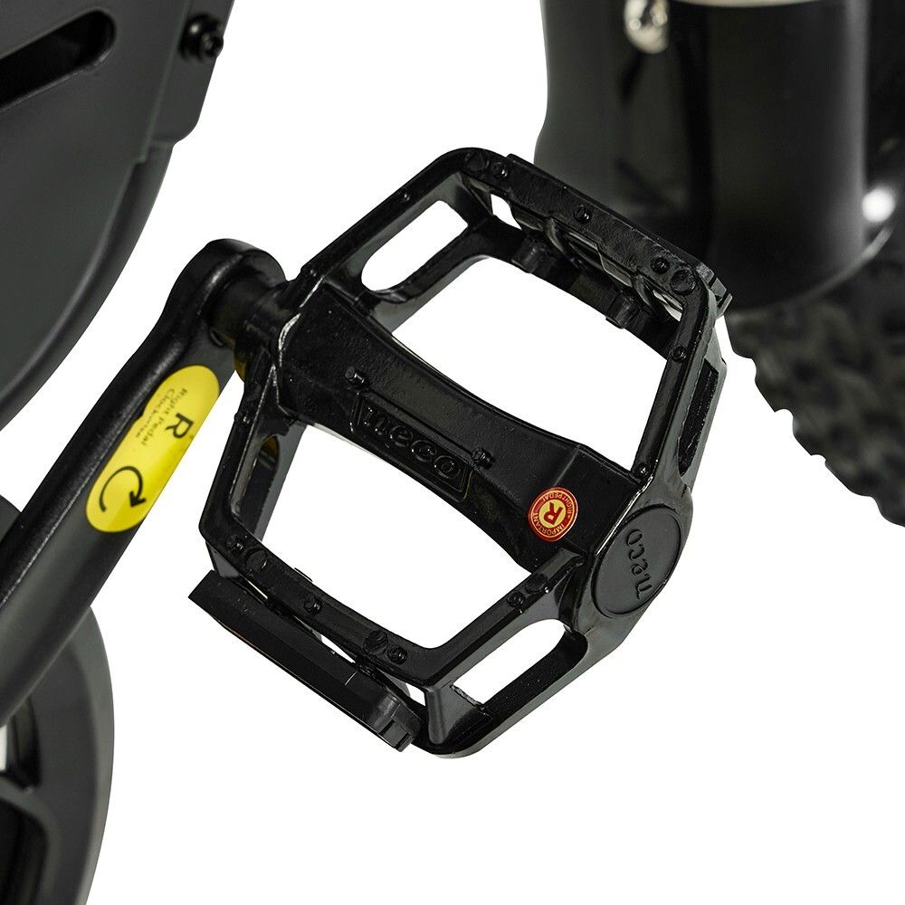 Pédale de vélo tout-terrain noire avec autocollant jaune. Forme rectangulaire, trous et inscription "neco".