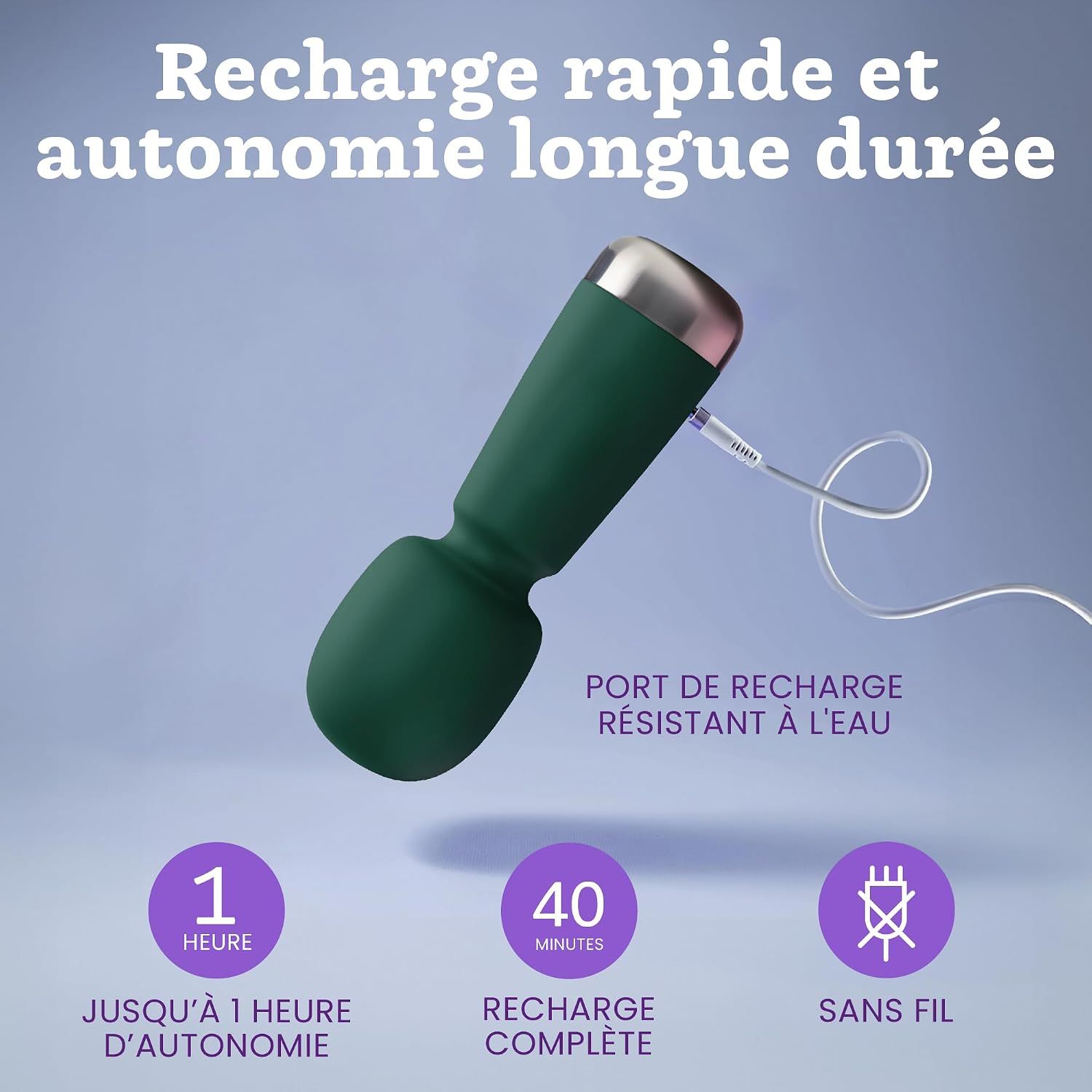 Appareil de massage vert foncé avec câble de chargement et capuchon argenté. Port de charge étanche.