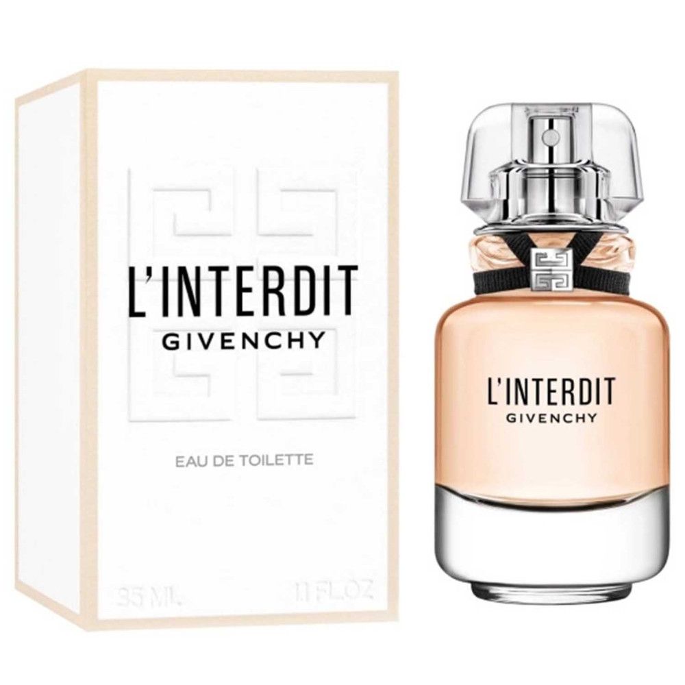 Parfumfles en verpakking. Fles met glazen bodem, roze inhoud, zwart lint en zilveren dop. Verpakking met logo en tekst.