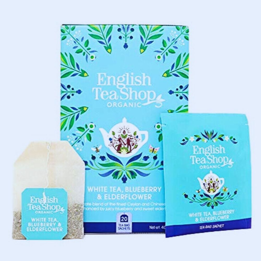 Lichtblauwe theedoos, theezakje en individueel zakje. Opschrift: Witte thee, bosbes & vlierbloesem. 20 zakjes.