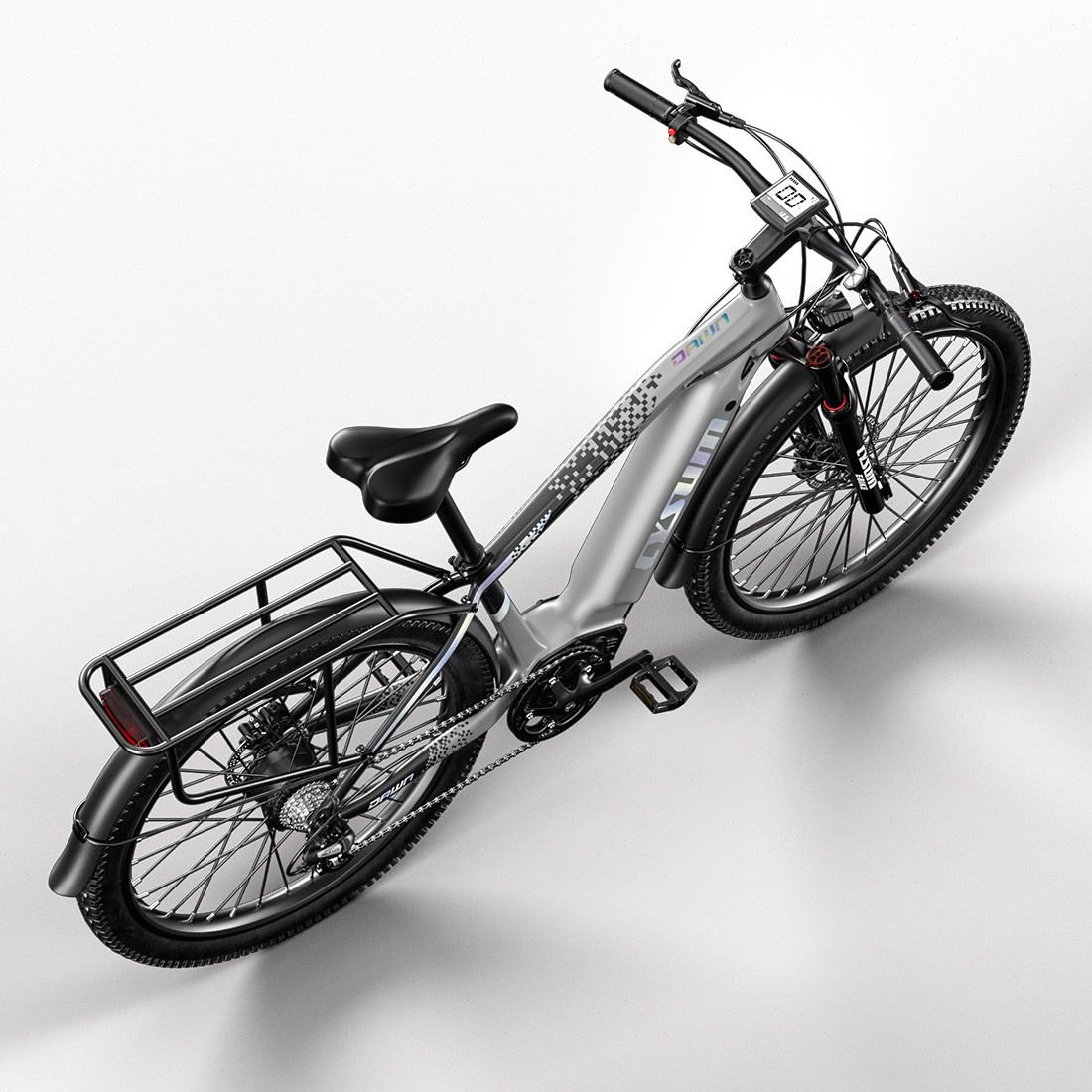 Bovenaanzicht van een zilveren elektrische fiets met zwarte banden, bagagedrager en spatborden. Het stuur heeft een display.