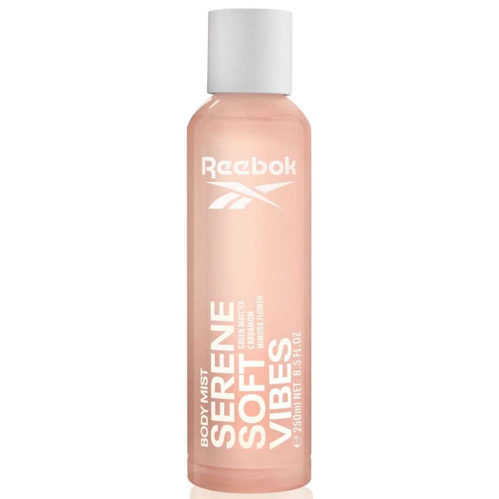 Flacon de brume corporelle. Liquide rose, bouchon blanc. Marque Reebok, inscription Serene Soft Vibes. Ingrédients et volume.