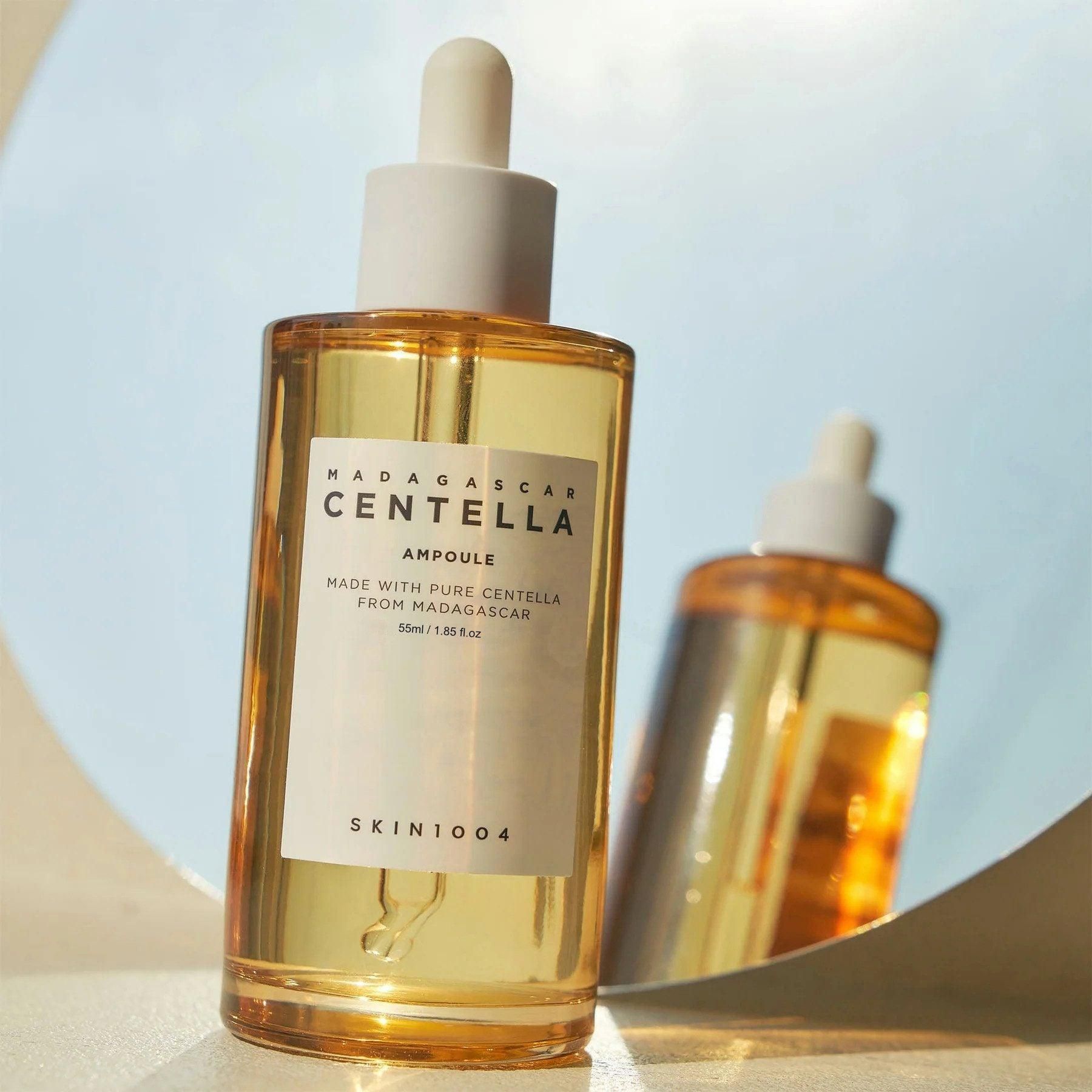 Glazen fles met druppelaar, gevuld met gele vloeistof. Etiket met 'Centella Ampoule'.