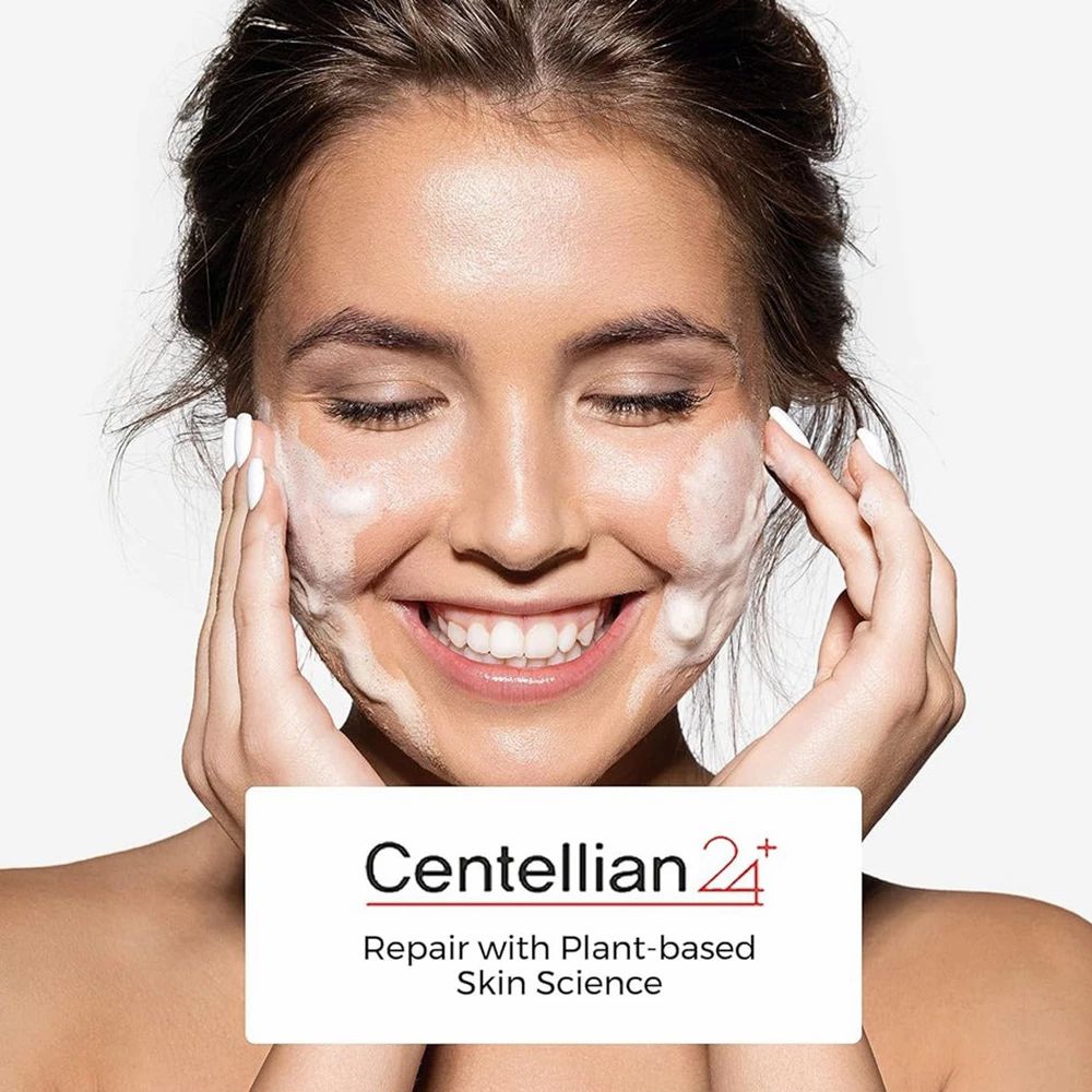 Femme avec mousse sur le visage. Texte: Centellian 24, Repair with Plant-based Skin Science.