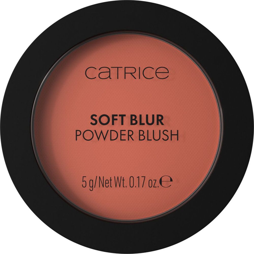 Boîtier rond noir avec fard à joues. Inscription: CATRICE, SOFT BLUR POWDER BLUSH, 5 g/Net Wt. 0.17 oz. Couvercle fermé.