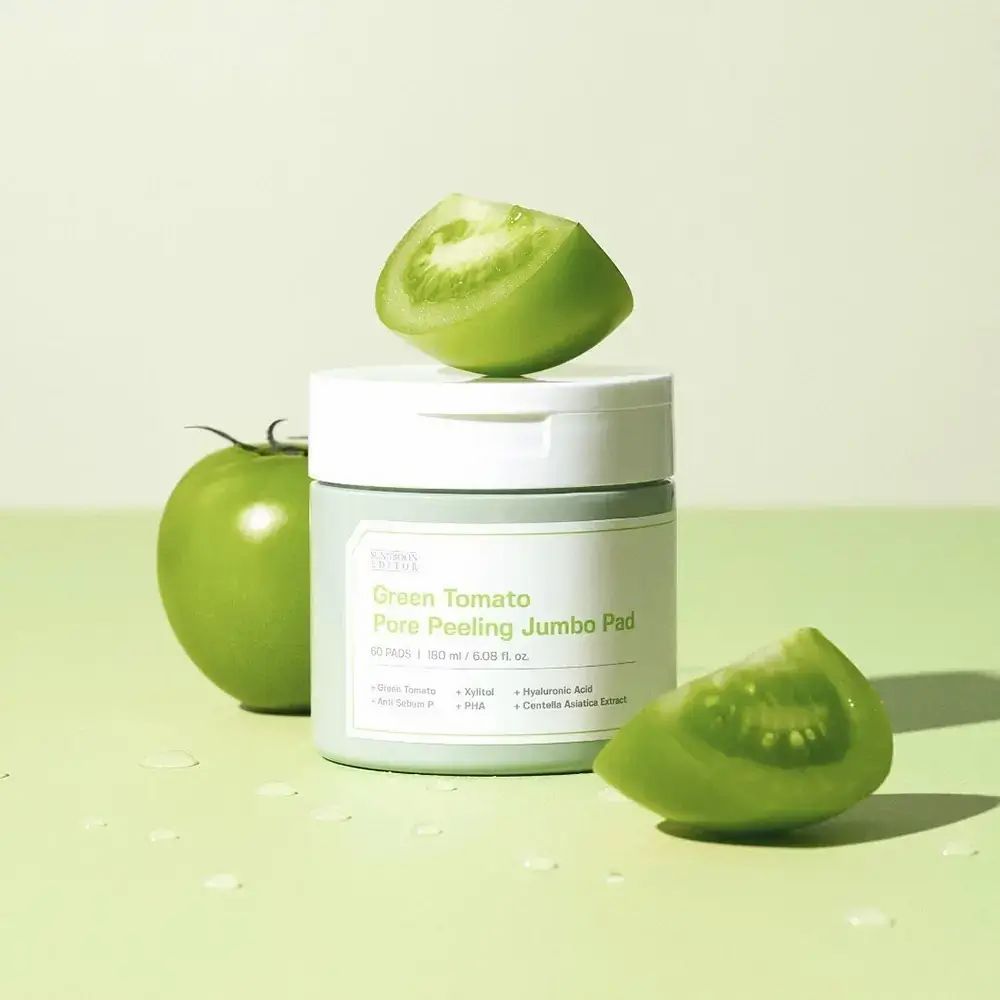 Tomates vertes et pot avec étiquette produit. Texte: Green Tomato Pore Peeling Jumbo Pad. Marque: SUNGBOON EDITOR.
