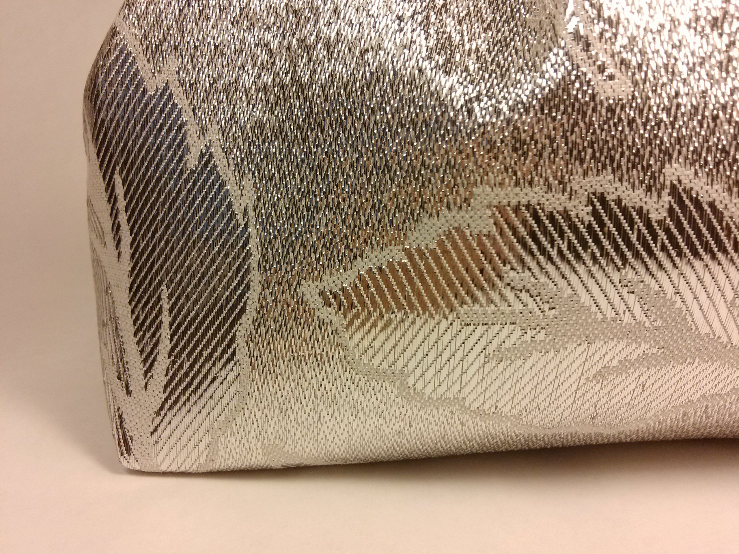 Sac argenté à motifs floraux. Gros plan sur le coin.