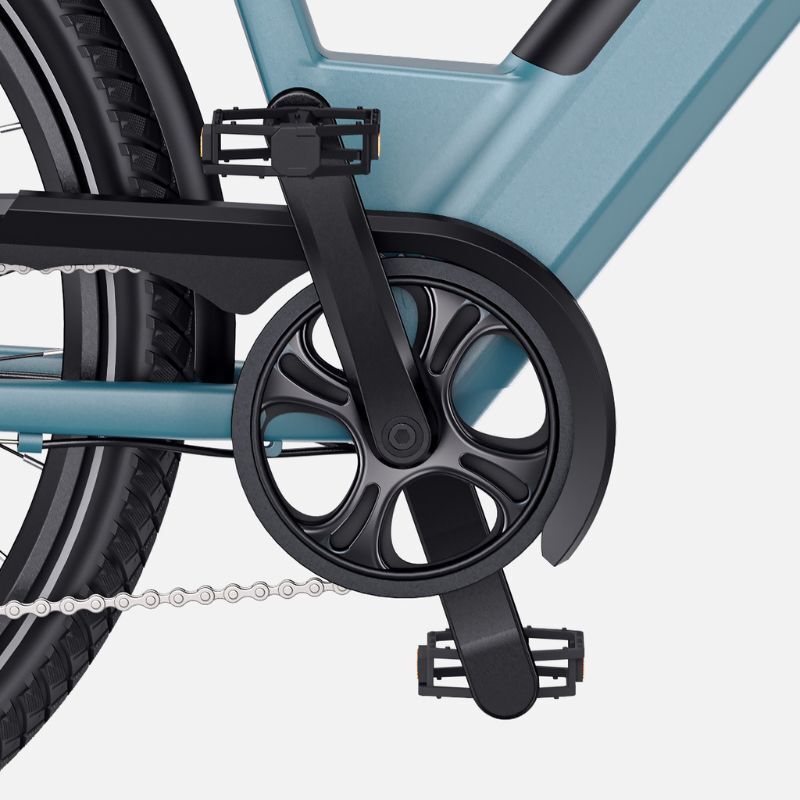 Close-up van de trapas van een e-bike. De pedalen zijn zwart en voorzien van een kettingbeschermer.