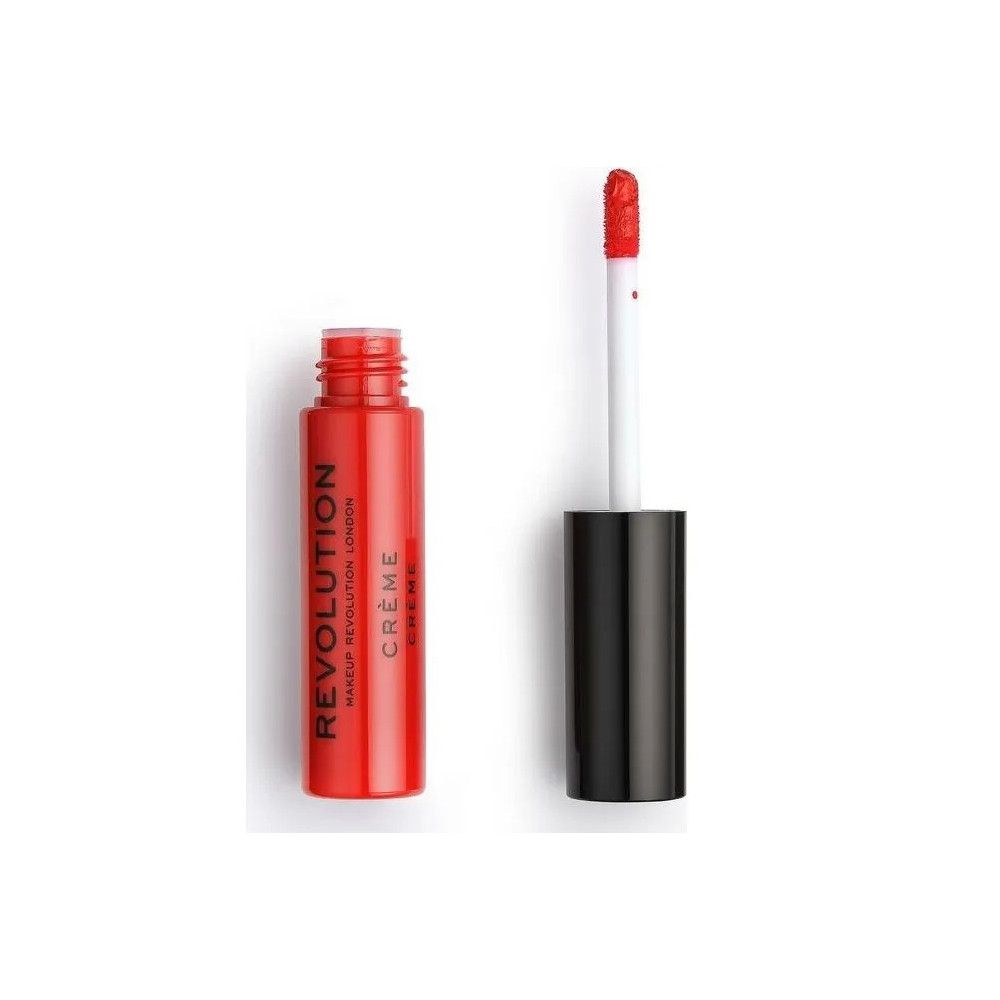 Rouge à lèvres crème rouge Makeup Revolution. Flacon et applicateur. Capuchon noir, bâton rouge. Inscription: REVOLUTION, CRÈME.