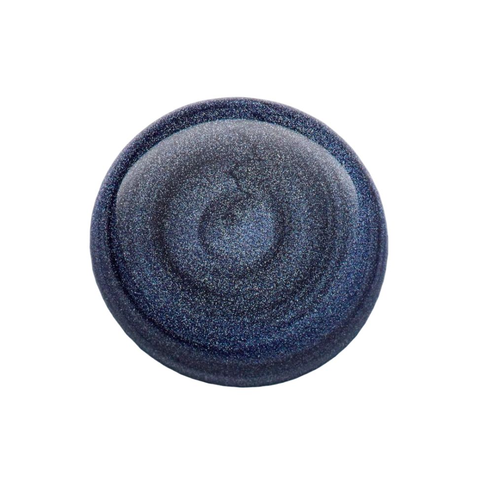 Échantillon de vernis à ongles bleu scintillant. Forme ronde.