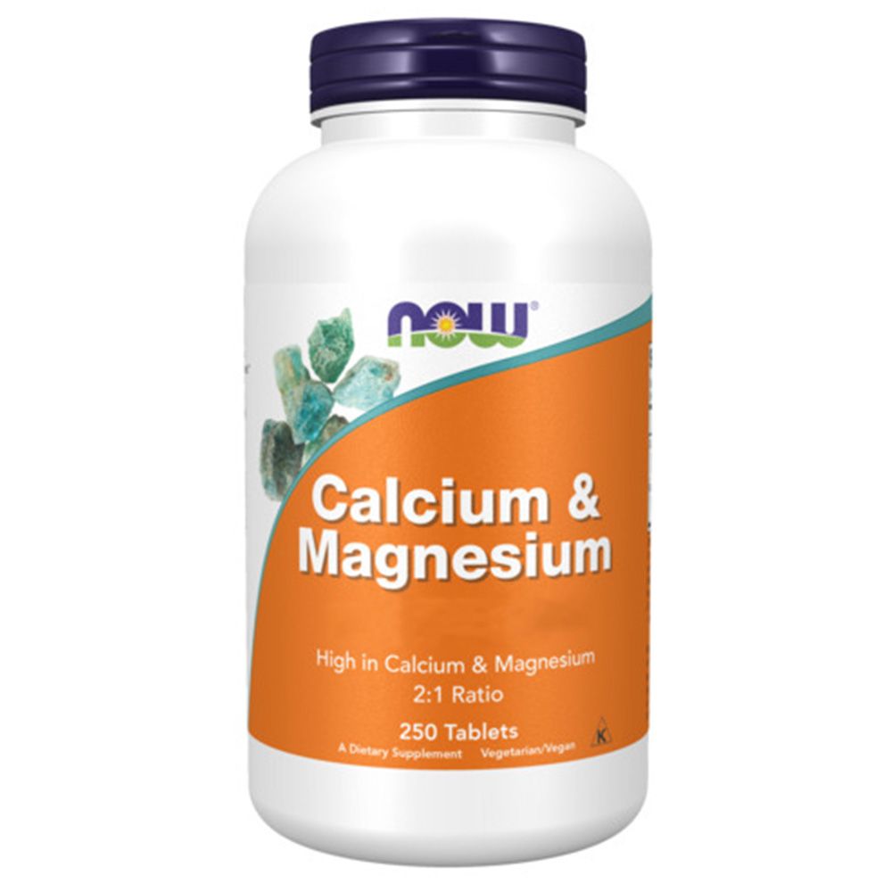 Witte fles met blauwe dop. Oranje etiket. Opschrift: Calcium & Magnesium 2:1 Ratio. Merk: NOW. 250 tabletten.