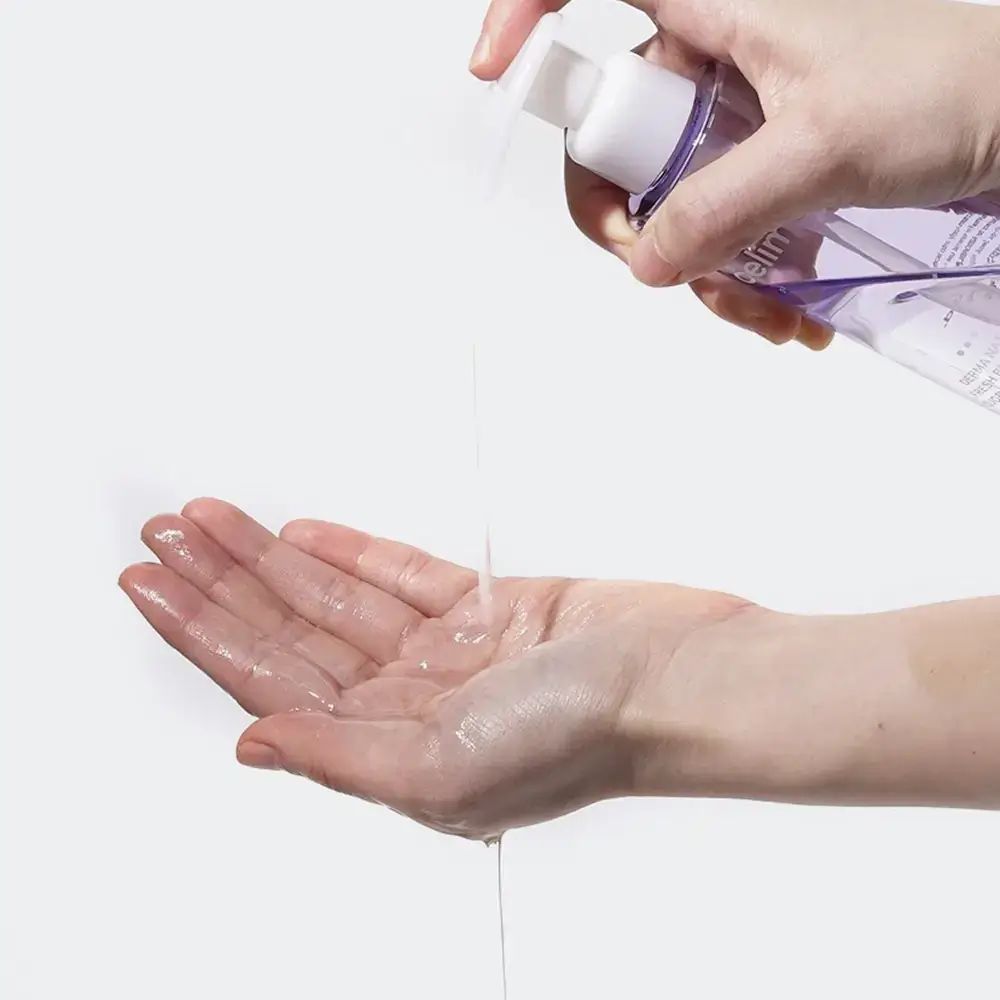 Handen houden fles vast en laten vloeistof in de handpalm lopen.