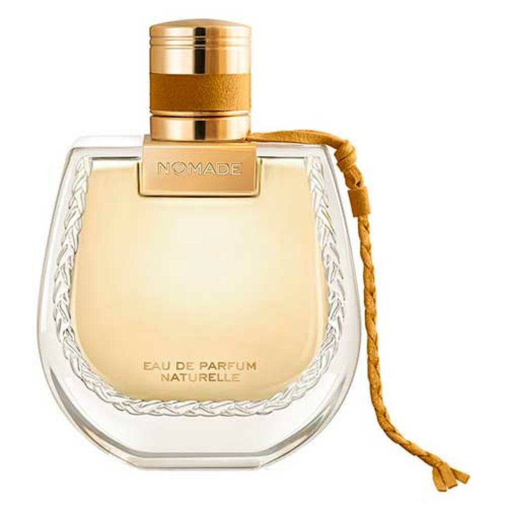 Parfumfles met gouden dop en leren band. Opschrift: Nomade, Eau de Parfum Naturelle.