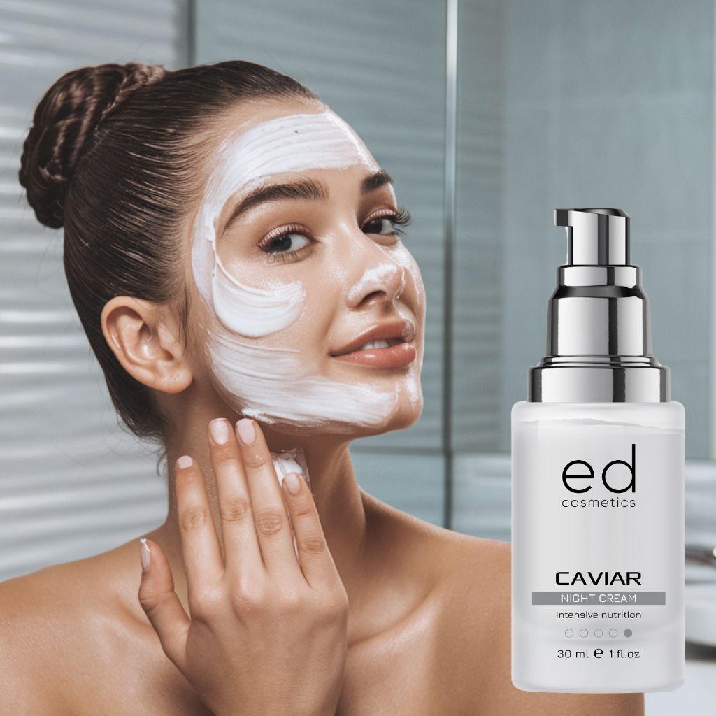 Femme appliquant de la crème sur le visage. Flacon avec pompe argentée. Inscription: ED cosmetics, Caviar Night Cream, 30 ml, 1 fl.oz.