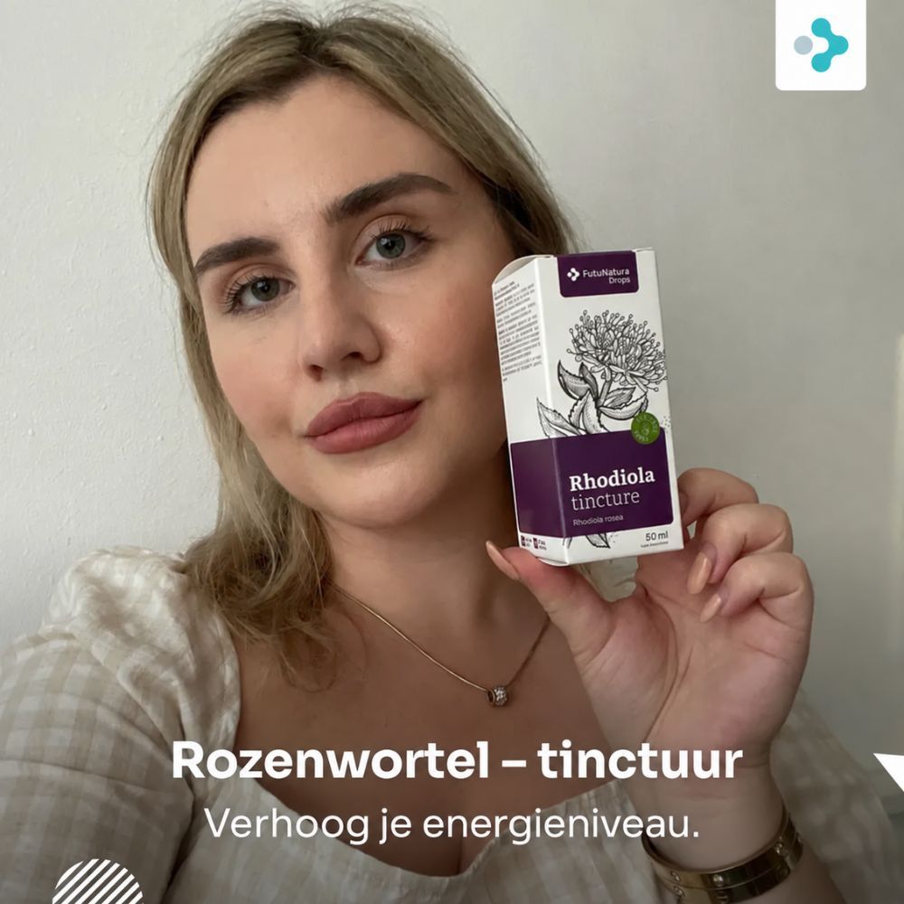 Vrouw houdt fles en doosje met Rhodiola Rosea tinctuur vast.