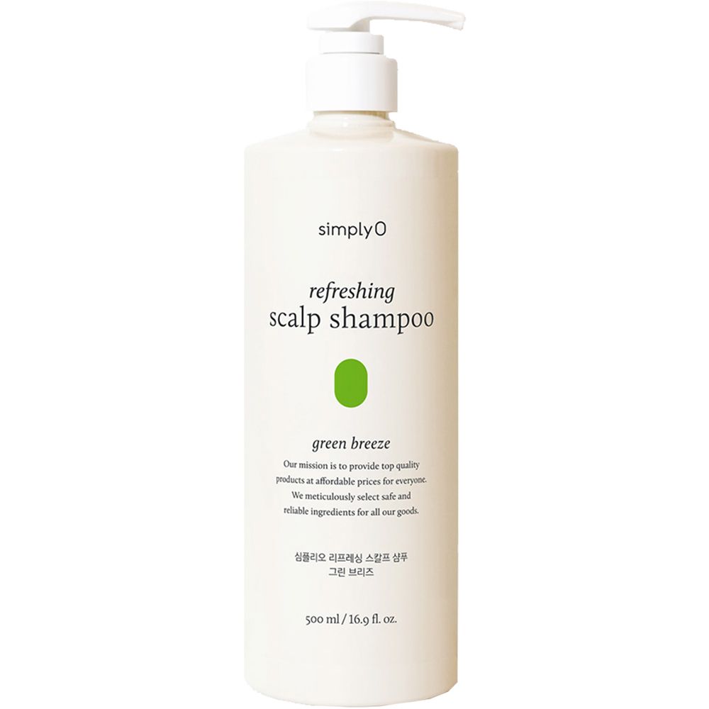 Witte shampoo fles met pomp. Opschrift: simplyO, refreshing scalp shampoo, green breeze. Groen ovaal logo. Tekst in het Koreaans en Engels.