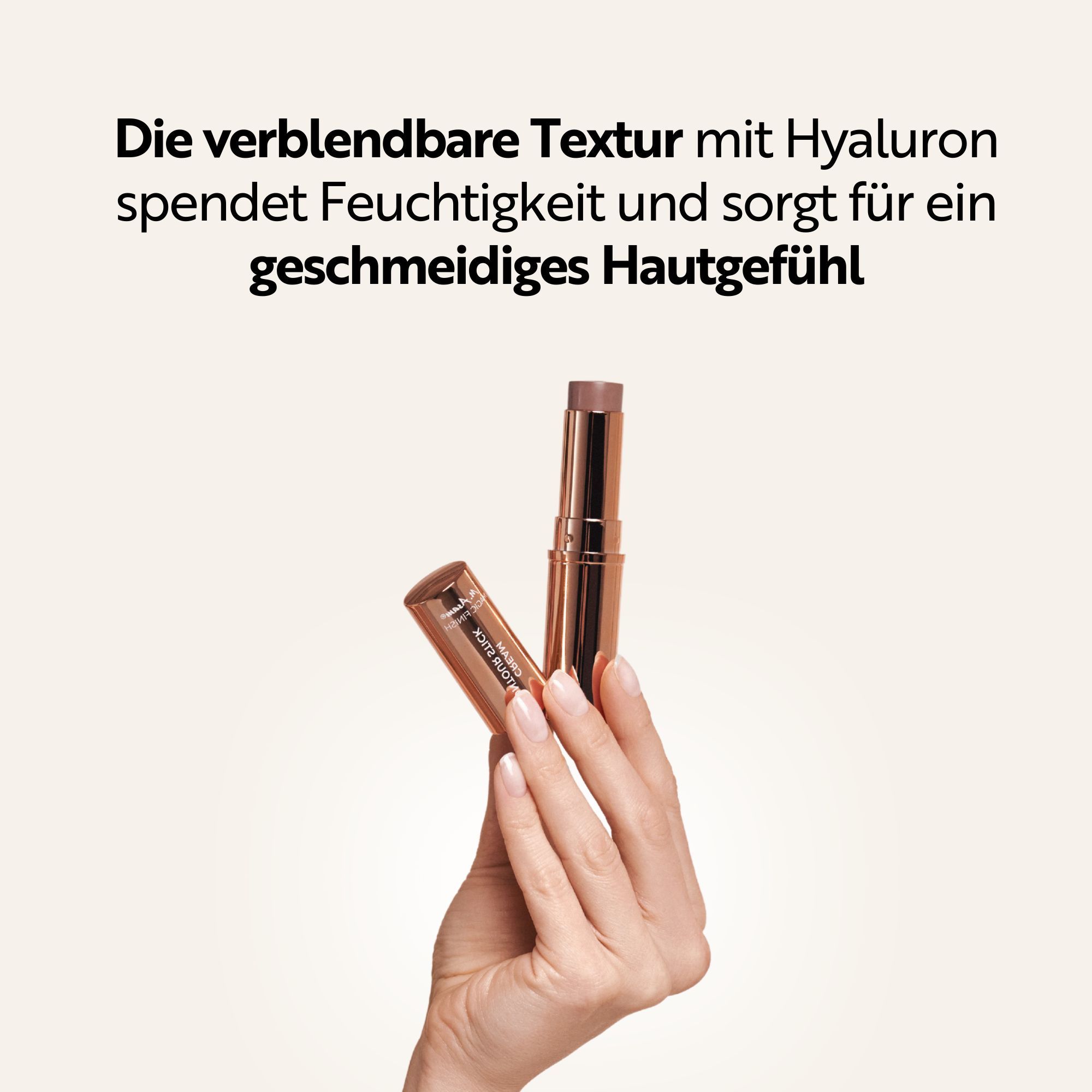 Main tenant un stick de contour. Texte : La texture estompe avec de l'hyaluron hydrate et procure une sensation de peau souple.