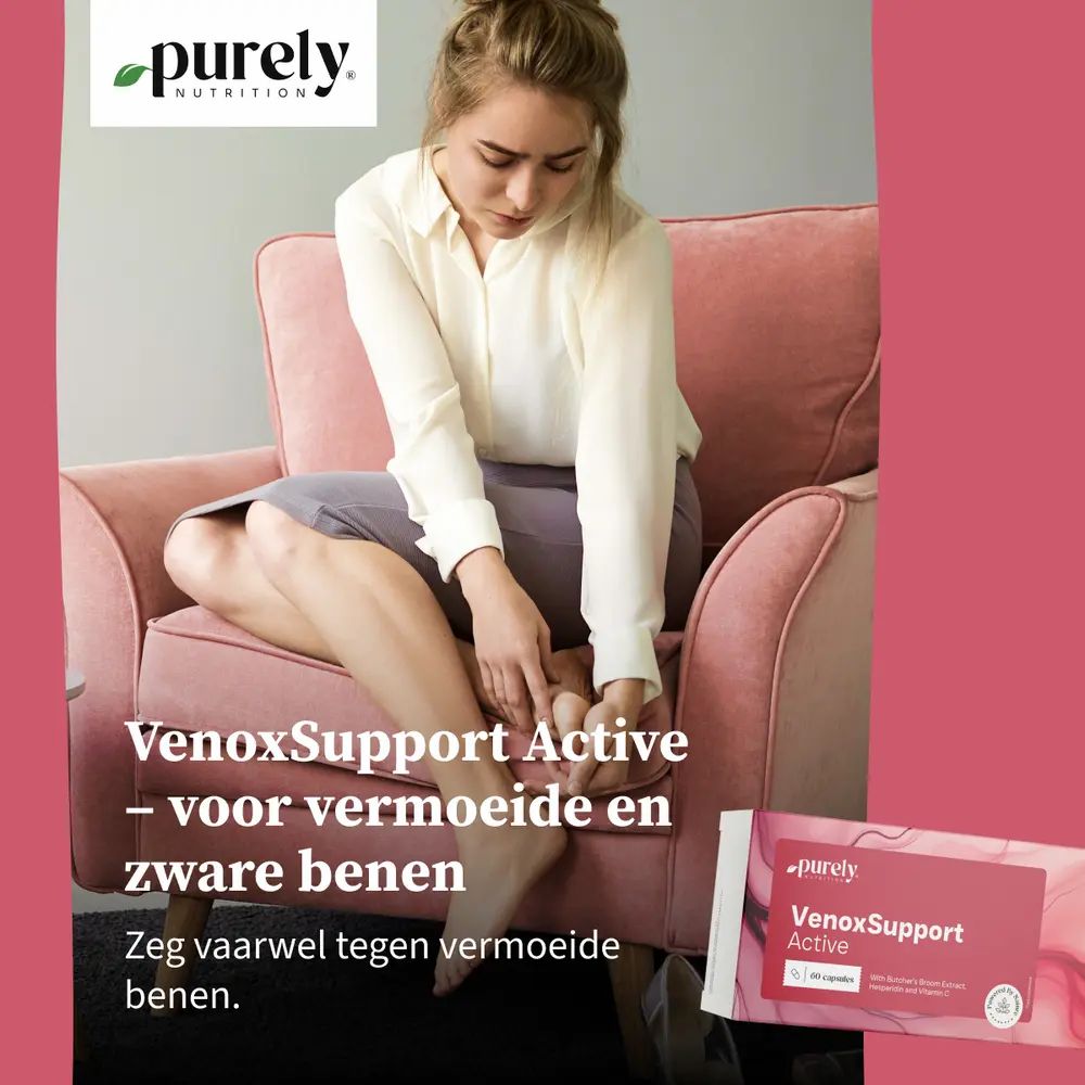 Vrouw zit op een stoel en raakt haar voet aan. Daarnaast een verpakking VenoxSupport Active.