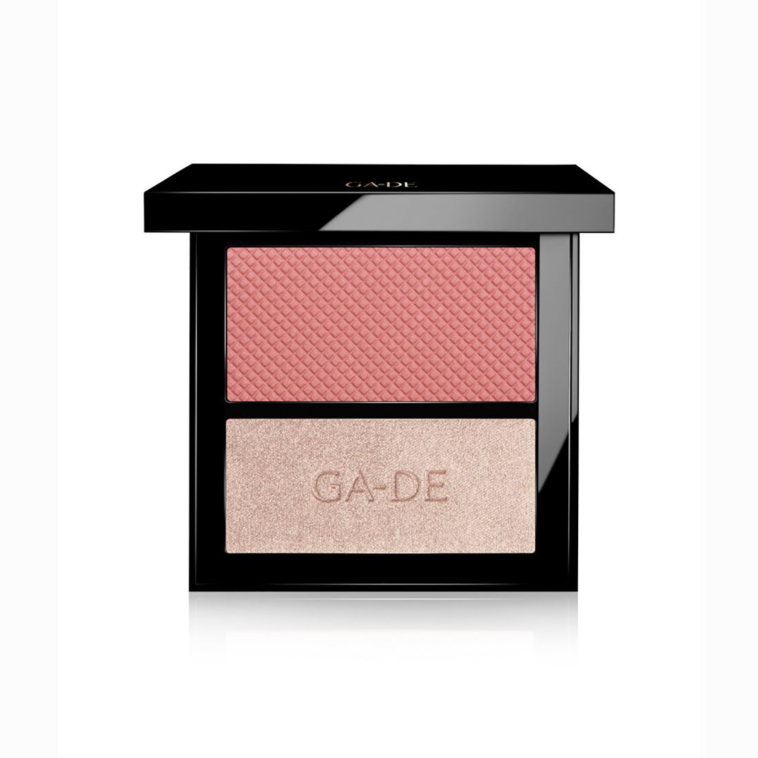 Compact cosmetisch product met twee tinten. Roze, getextureerd boven, licht onder. Zwart kader, merk GA-DE.