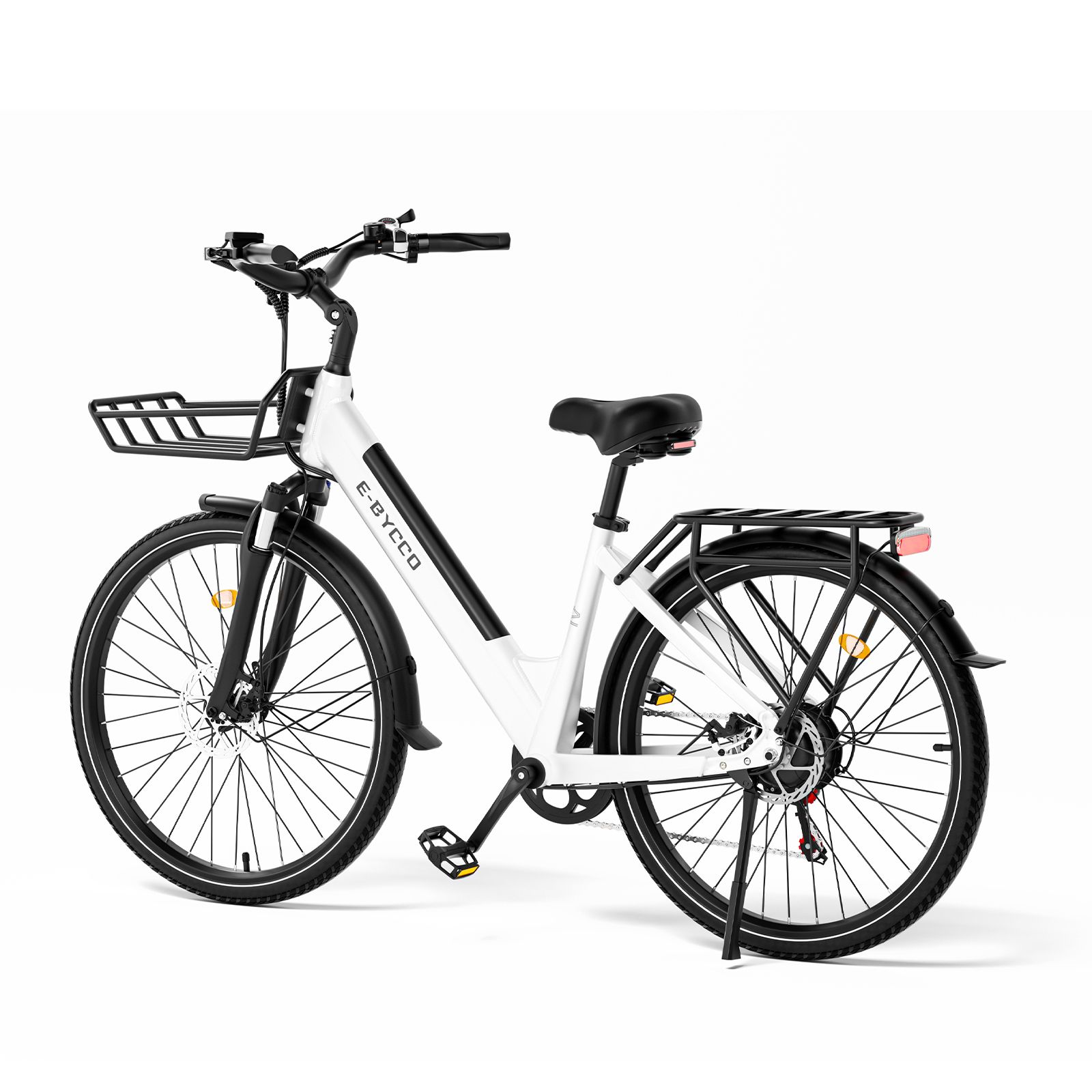 Witte e-bike met bagagerek en mand. Zwarte banden en details. E·Bycco logo op het frame.