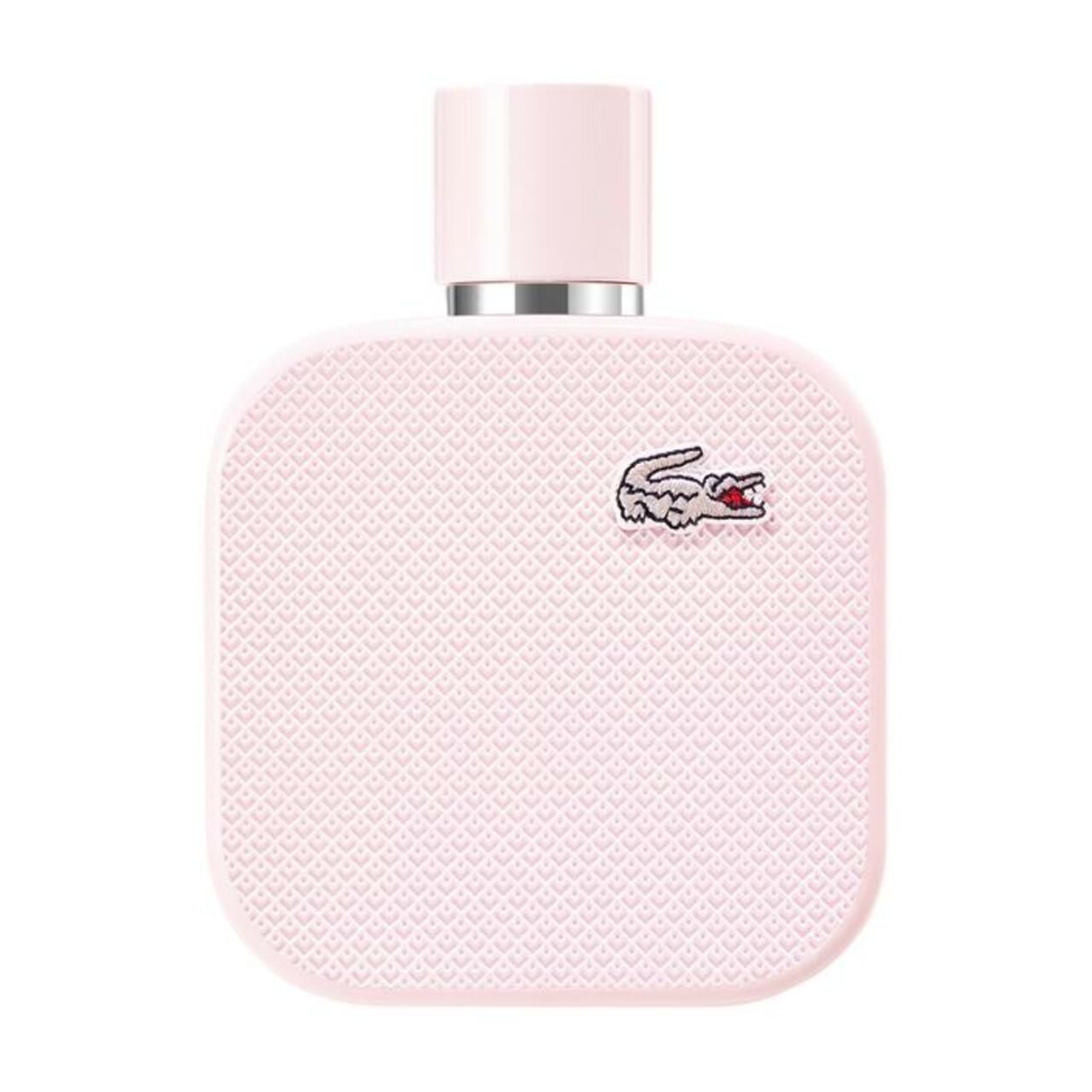Flacon rose Lacoste L.12.12 Rose Eau de Parfum. Logo crocodile. Forme carrée, surface texturée.